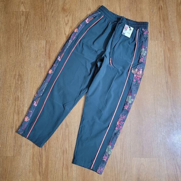 Puma X LIBERTY Track Pants Green Gables Women's Size Medium M New Animal Print - Picture 4 of 12